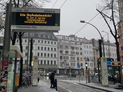 凍結のため運休するトラム