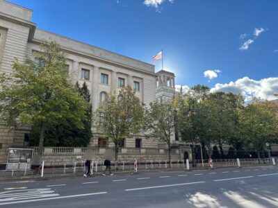 在独ロシア大使館の前にはポリスボックス（左下）が常設されている（筆者撮影）