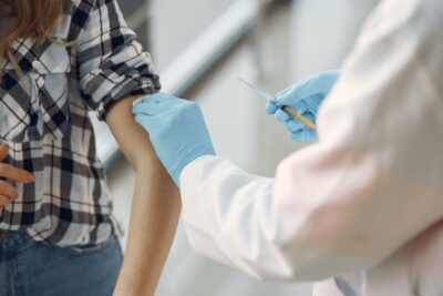 現時点でイギリス在住者の約6割、ドイツ・フランス在住者の約4割が少なくとも1回めのワクチン接種を終えている
