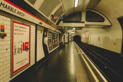 ロンドンの地下鉄。欧州の大都市の地下鉄では大きな広告が目に付く。