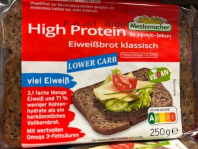 （ドイツスーパーにて筆者撮影：パンの中身で栄養を摂取しようとするドイツパンの一例）